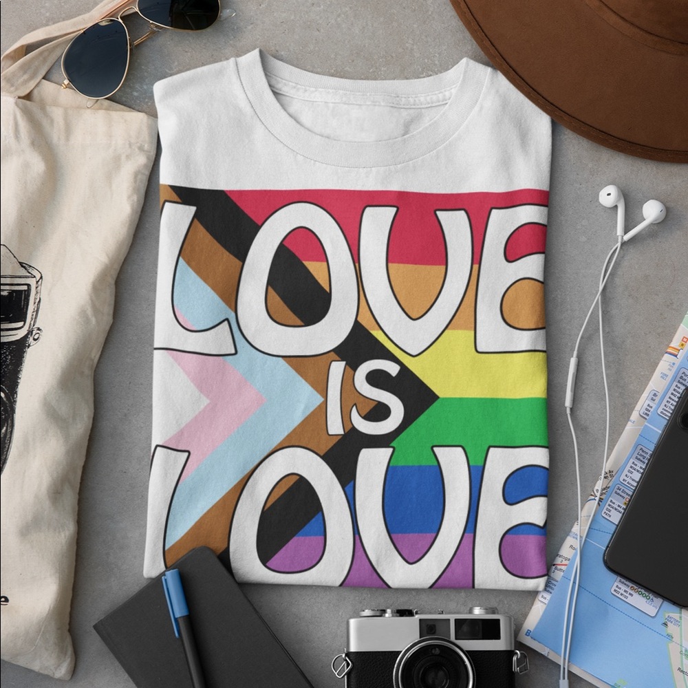 🏳️‍🌈🏳️‍⚧️ Pride T-Shirt - Love Is Love 🏳️‍⚧️🏳️‍🌈